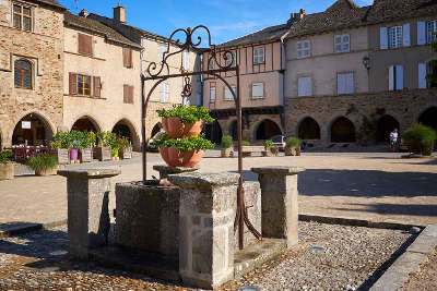 Sauveterre de rouergue plus beaux villages de france la place et le puit routes touristiques de aveyron guide du tourisme midi pyrenees