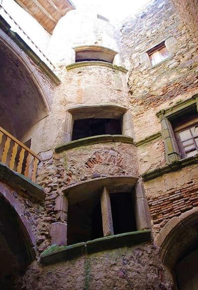 Sauxillanges petite cite de caractere escalier a vis routes touristiques du puy de dome guide touristique de l auvergne