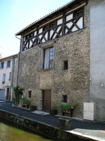 Sauxillanges petite cite de caractere maison a colombage routes touristiques du puy de dome guide touristique de l auvergne