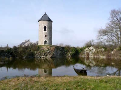 Savennieres petite cite de caractere moulin de plussin routes touristiques de maine et loire guide du tourisme du pays de la loire