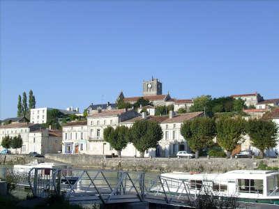 Savinien sur charente l eglise saint savinien routes touristique de charente maritime guide du tourisme de poitou charentes