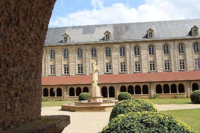 Sees petite cite de caractere cour de l ancien grand seminaire routes touristiques de l orne guide touristique de normandie