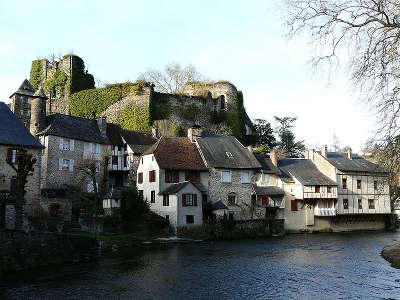 Segur le chateau parcours touristique dans le limousin