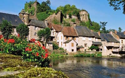 Segur le chateau plus beaux villages les routes touristique de correze guide touristique du limousin