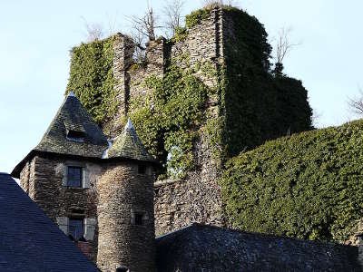 Segur le chateau plus beaux villages les ruines du chateau du village routes touristique de correze guide touristique du limousin