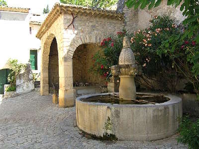 Seguret plus beau village fontaine routes touristiques du vaucluse guide du tourisme de provence alpes cote d azur