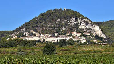 Seguret plus beau village routes touristiques du vaucluse guide du tourisme de provence alpes cote d azur