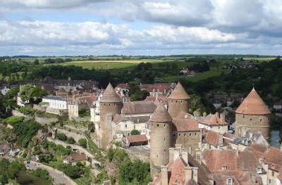 Semur en auxois cite de caractere donjon routes touristiques de la cote d or guide touristique de bourgogne