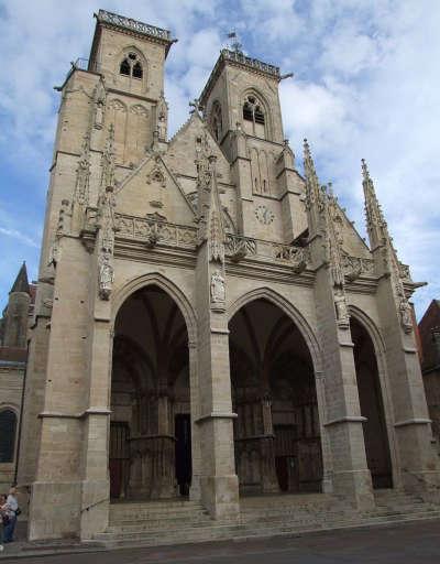 Semur en auxois cite de caractere la facade de la collegiale notre dame routes touristiques de la cote d or guide touristique de bourgogne