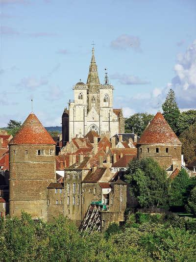 Semur en auxois cite de caractere le donjon et la collegiale notre dame routes touristiques de la cote d or guide touristique de bourgogne