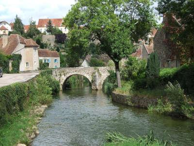 Semur en auxois cite de caractere pont des minimes routes touristiques de la cote d or guide touristique de bourgogne