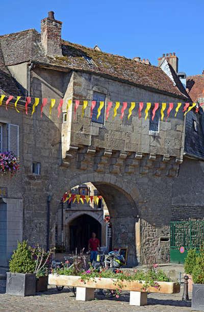 Semur en auxois cite de caractere porte guiller routes touristiques de la cote d or guide touristique de bourgogne