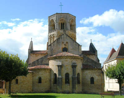 Semur en brionnais eglise romane route des chemins du roman saone et loire tourisme