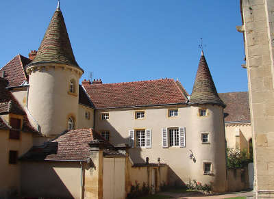 Semur en brionnais place plus beaux villages de france les routes touristiques en cote d or guide du tourisme en bourgogne