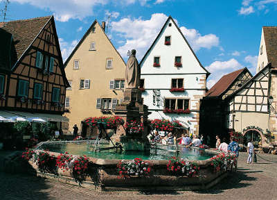 Semur en brionnais place plus beaux villages de france routes touristiques en cote d or guide du tourisme en bourgogne