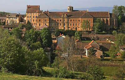 Semur en brionnais plus beaux villages de france routes touristiques en cote d or guide du tourisme en bourgogne