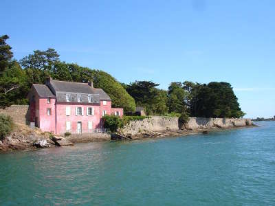 Sene la maison rose repere maritime de l entree de la riviere de vannes a sene routes touristiques dans le morbihan guide du tourisme en bretagne
