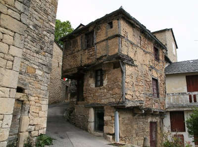 Severac le chateau cite medievale maison de jeanne routes touristiques de aveyron guide du tourisme midi pyrenees