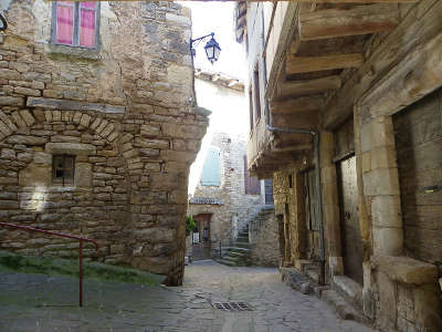 Severac le chateau la cite medievale les calades routes touristiques de aveyron guide du tourisme midi pyrenees