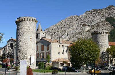 Sisteron plus beau detour de france la tour de la medisance et la tour notre dame devant la cathedrale routes touristique des alpes de haute provence guide du tourisme provence alp