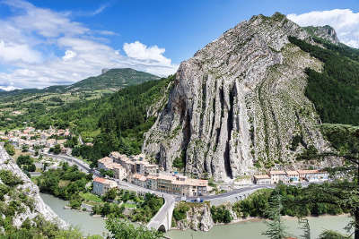 Sisteron plus beau detour de france le rocher de la baume routes touristique des alpes de haute provence guide du tourisme provence alpes cote d azur