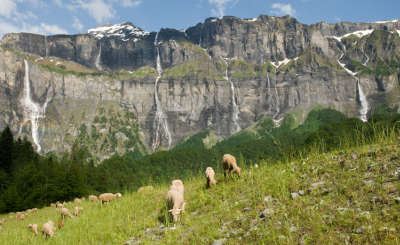 Sixt fer a cheval plus beau village les 30 cascades du cirque du fer a cheval routes touristiques de haute savoie guide du tourisme de rhone alpes