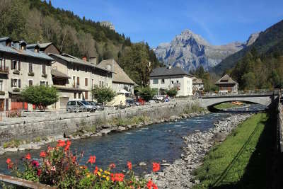 Sixt fer a cheval plus beau village vue du village routes touristiques de haute savoie guide du tourisme de rhone alpes