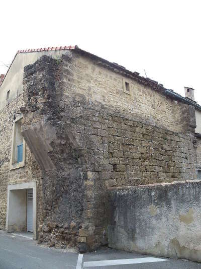 Sorgues entree du palais qui commandait le pont levis route des vins du cote du rhone autour d avignon