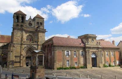 Souvigny prieurale saint pierre et saint paul fille de cluny routes touristiques de l allier guide touristique de l auvergne