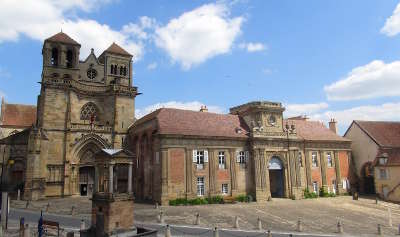 Souvigny route sur les traces des bourbons dans l allier routes touristiques de l allier guide touristique auvergne