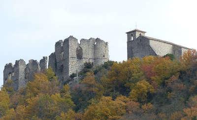 Soyans ruine du chateau et chapelle routes touristiques de la drome guide touristique de rhone alpes