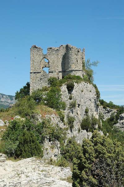 Soyans ruine du chateau routes touristiques de la drome guide touristique de rhone alpes