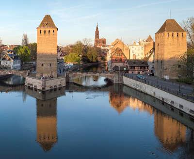 Strasbourg les ponts couverts du xiiie siecle vus du barrage vauban en arriere plan la cathedrale notre dame routes touristiques du bas rhin guide du tourisme de l alsace