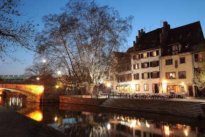 Strasbourg les quais de l ill dans le quartier de la petite france routes touristiques du bas rhin guide du tourisme de l alsace