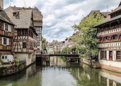 Strasbourg maisons a colombages dans le quartier de la petite france route touristique du bas rhin guide du tourisme d alsace