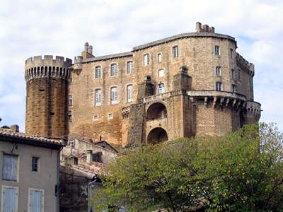 Suze la rousse le chateau route des vins de la la drome provencale guide du tourisme de la drome