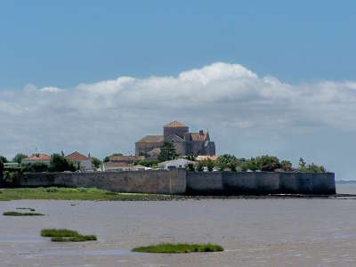 Talmont sur gironde plus beau village ancienne bastide routes touristique de charente maritime guide du tourisme poitou charente