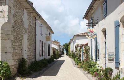 Talmont sur gironde plus beau village rue du port routes touristique de charente maritime guide du tourisme poitou charente