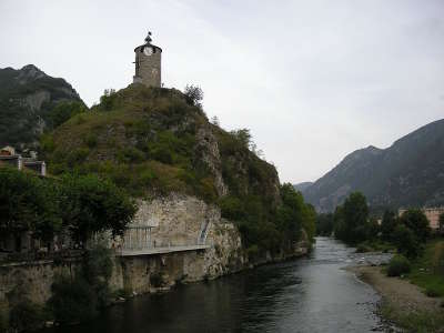 Tarascon sur ariege tour du castella et embouchure du vicdessos route des cols des pyrenees guide touristique de l ariege