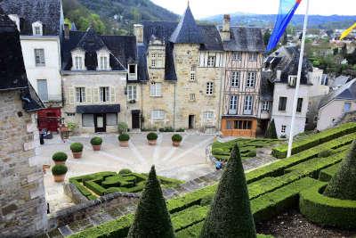 Terrasson laviledieu place du conventionnel bouquier routes touristiques de la dordogne guide du tourisme d aquitaine