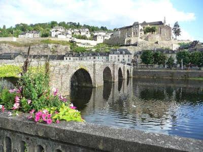 Terrasson laviledieu vieux pont routes touristiques de la dordogne guide du tourisme d aquitaine