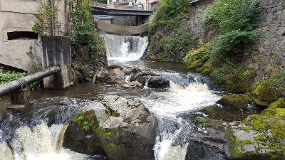 Thiers le pont epee juste devant la cascade du creux de l enfer routes touristiques du puy de dome guide touristique auvergne