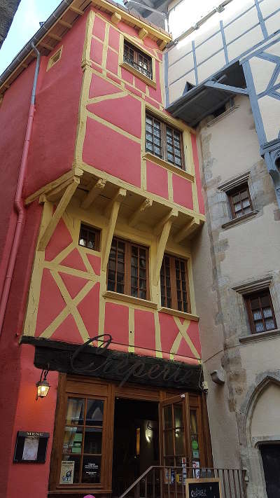 Thiers maison a colombages dans le centre ancien routes touristiques du puy de dome guide touristique auvergne