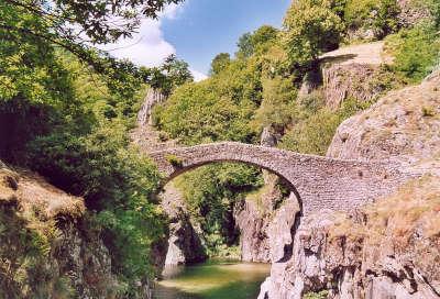 Thueyts village de caractere pont du diable routes touristiques de l ardeche guide du tourisme rhone alpes