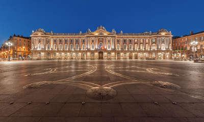 Toulouse le capitole routes touristiques de hautes garonnes guide du tourisme midi pyrenees