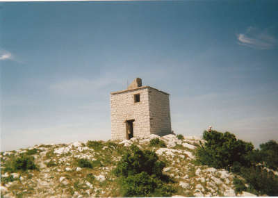 Tour des opies dans les alpilles guide du tourisme des bouches du rhone paca