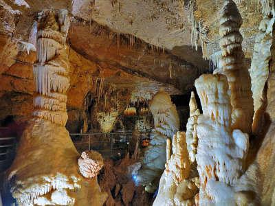 Tourtoirac les stalagmites geantes de la grotte routes touristiques de la dordogne guide du tourisme d aquitaine