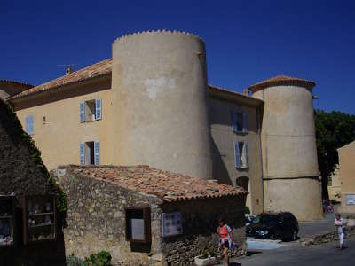 Tourtour plus beau village chateau mairie routes touristiques du var guide du tourisme de la provence alpes cote d azur