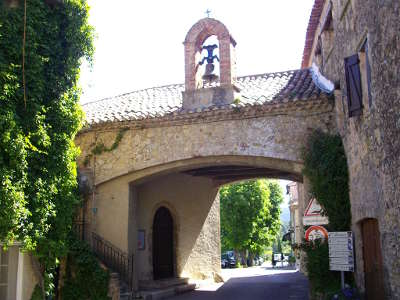 Tourtour plus beau village eglise de la sainte trinite et entree du village routes touristiques du var guide du tourisme de la provence alpes cote d azur