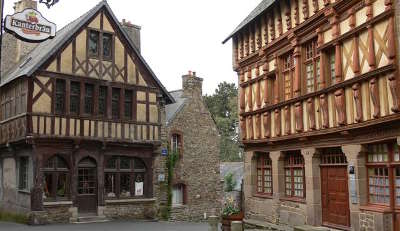 Treguier la maison de ernest renan a droite petite cite de caractere routes touristiques dans les cotes d armor guide du tourisme en bretagne 1